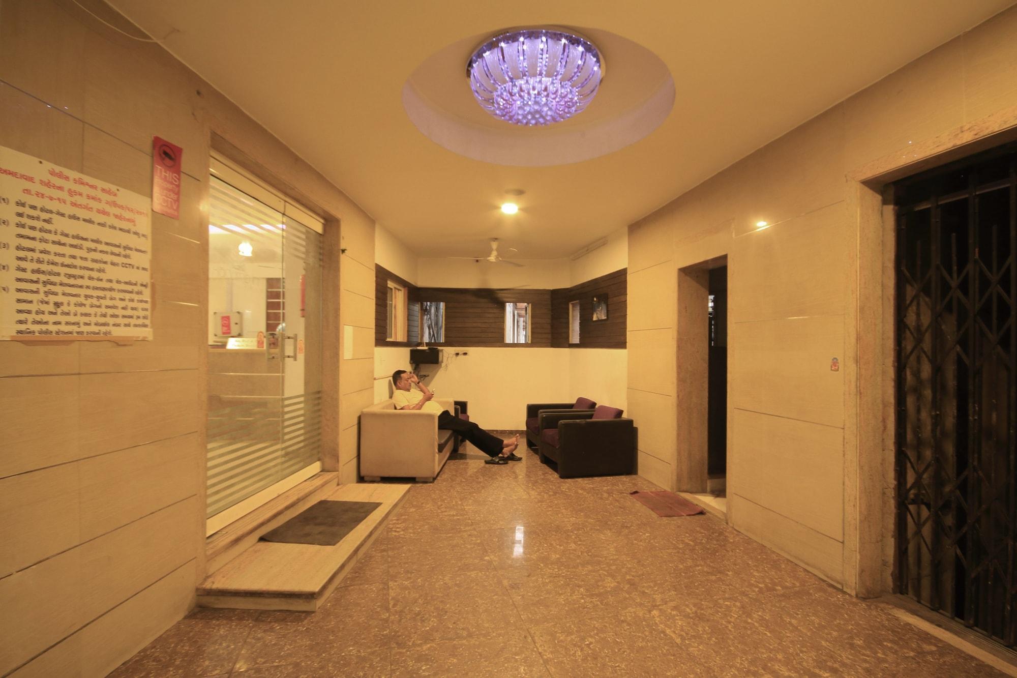 Fabhotel Kadamb Inn Ahmadábád Kültér fotó